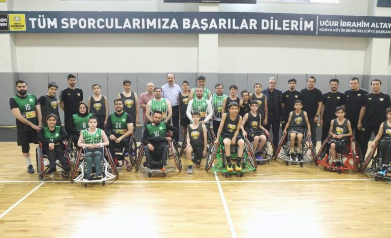 Uğur İbrahim Altay tekerlekli sandalyeye oturdu, engelli basketçilerle maç yaptı