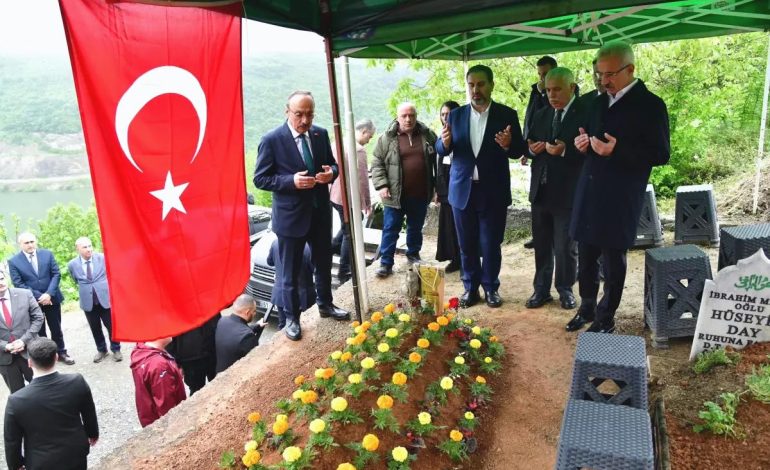 Ulaştırma Bakanı Uraloğlu, Şehit Piyade Uzman Onbaşı Berat Mecit Day’ın Ailesini Ziyaret Etti