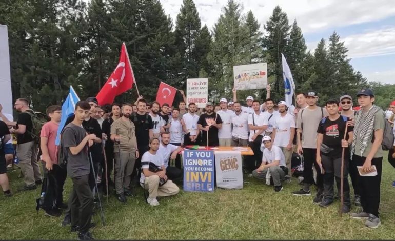 Uluslararası Genç Derneği, Srebrenitsa Soykırımını Anmak için Barış Yürüyüşü Düzenliyor