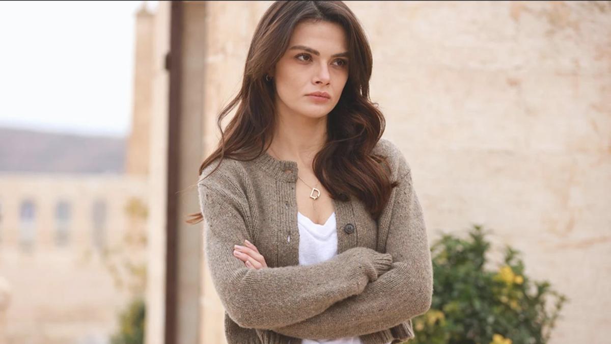 Uzak Şehir’in Alya’sı Sinem Ünsal aşka geldi! Sevgilisinin doğum gününü kutladı