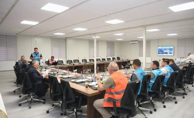 Vali Çiçek ile Başkan Büyükkılıç, hızlı tren şantiyesini inceledi