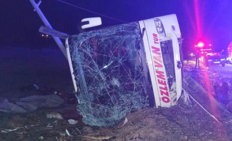 Van Gevaş’ta yolcu otobüsü kazası: 28 yaralı