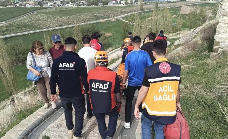 Van Kalesi’nde Düşen 68 Yaşındaki Kadın Kurtarıldı