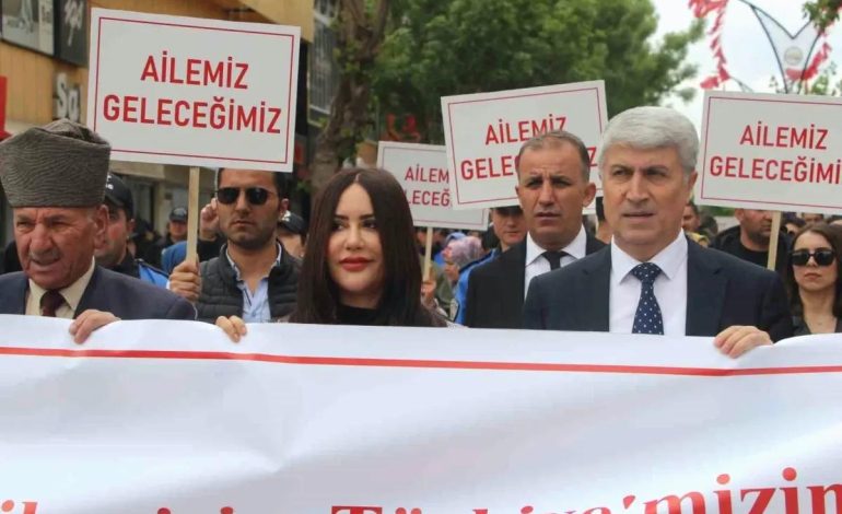 Van’da ‘Aile Yılı’ yürüyüşü yapıldı