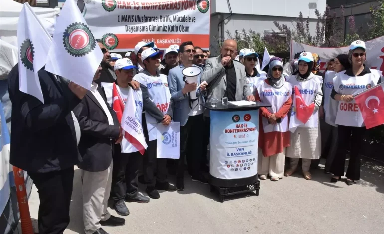 Van’da İşçiler Eylemlerine Devam Ediyor