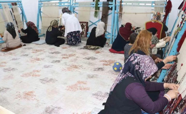 Van’da Kadınlar, Kilim Dokumacılığını Yaşatıyor