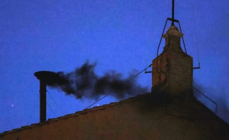 Vatikan’da bacadan çıkan dumanın rengi belli oldu