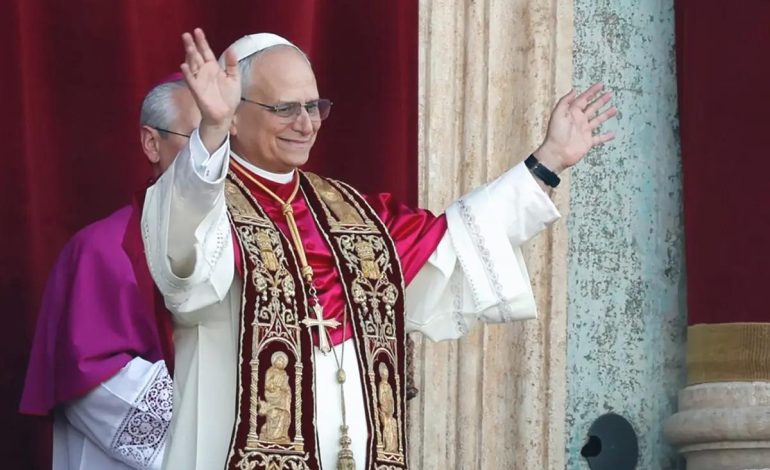 Vatikan’da yeni Papa halkı selamladı
