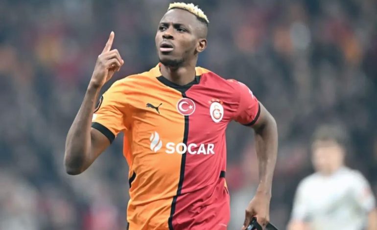 Victor Osimhen, Galatasaray Taraftarları ile Eğleniyor ve Sivasspor Maçını Paylaşıyor