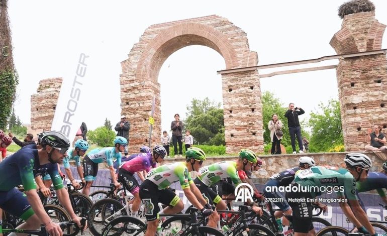 Wout Poels turkuaz mayoyu korudu