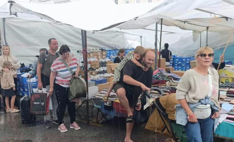 Yağmura Rağmen Turistlerin Pazar Keyfi