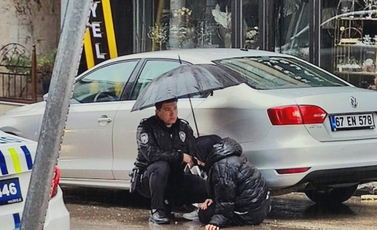 Yaralanan kız çocuğunun başında “ıslanmasın” diye şemsiyeyle bekledi