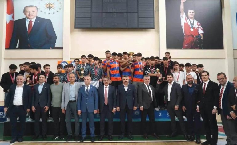 Yıldırım Belediyesi Okul Sporları İlçe Şenlikleri Ödül Töreni Gerçekleşti