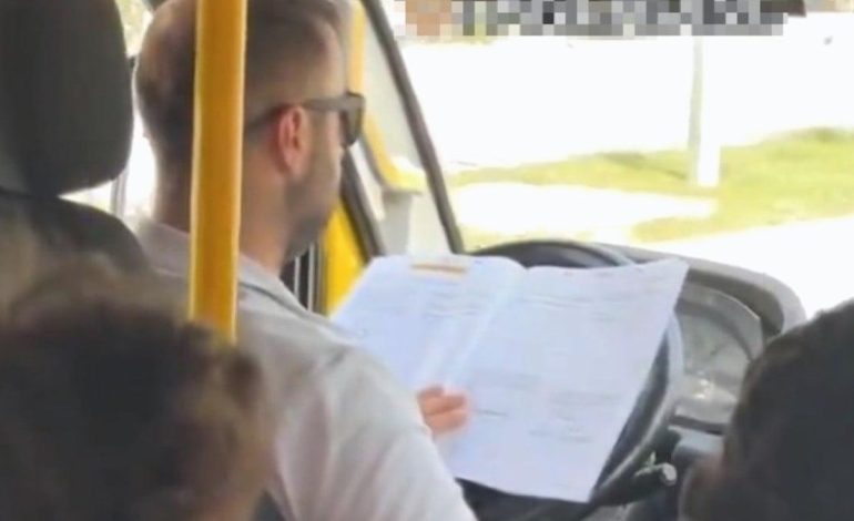Yolcuları hiçe saydı direksiyon başında kitap okumaya başladı!
