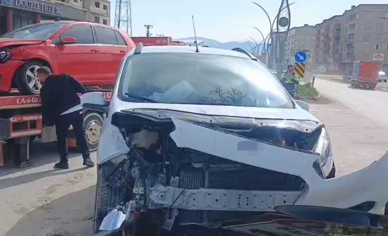 Yüksekova İpekyolu Caddesi’nde kaza: Otomobil ve hafif ticari araç çarpıştı, 2 yaralı