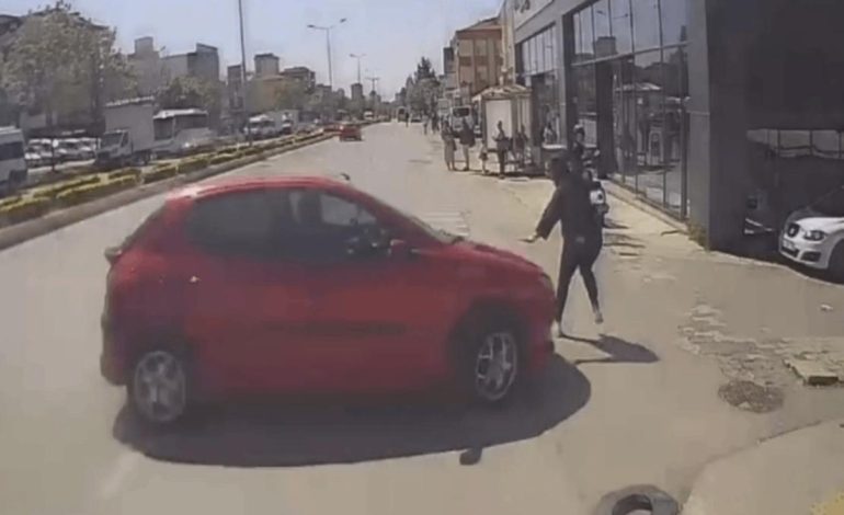 Yürüyen kadın felaketi yaşadı: Metrelerce savruldu