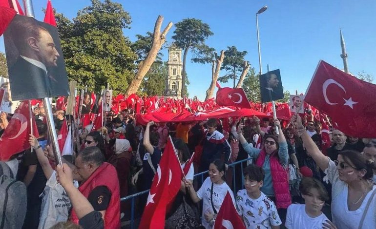 Yüzlerce genç Dolmabahçe’de Mustafa Kemal Yürüyüşüne katıldı