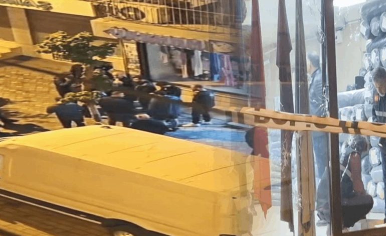 Zeytinburnu’nda dehşet anları: Kaza yapıp dükkanlarını kurşunladılar