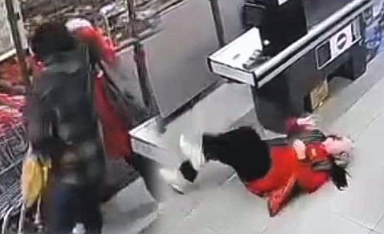 Zincir markette dehşet anları: Saldırgan yakalandı