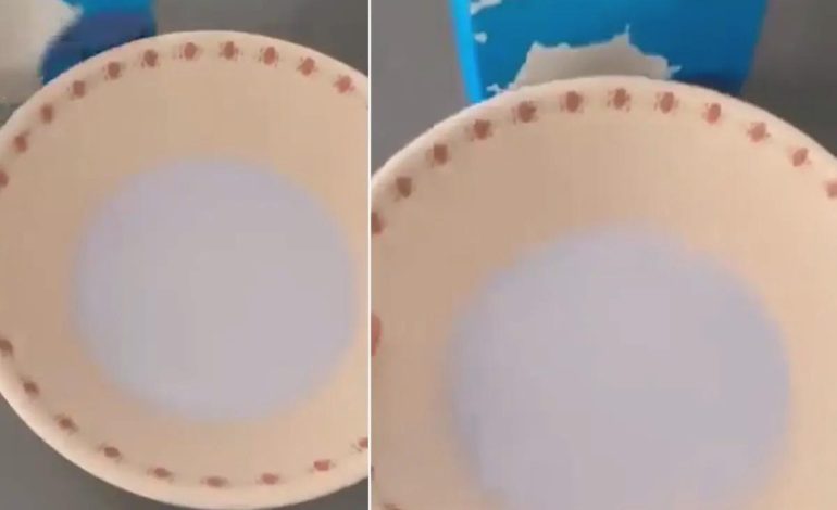 Zincir marketten alınan paketten mavi süt çıktı