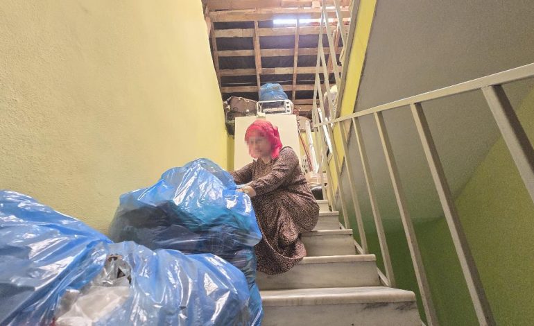 Zonguldak’ta evden tahliye edilen kadın çatıda yaşamaya başladı